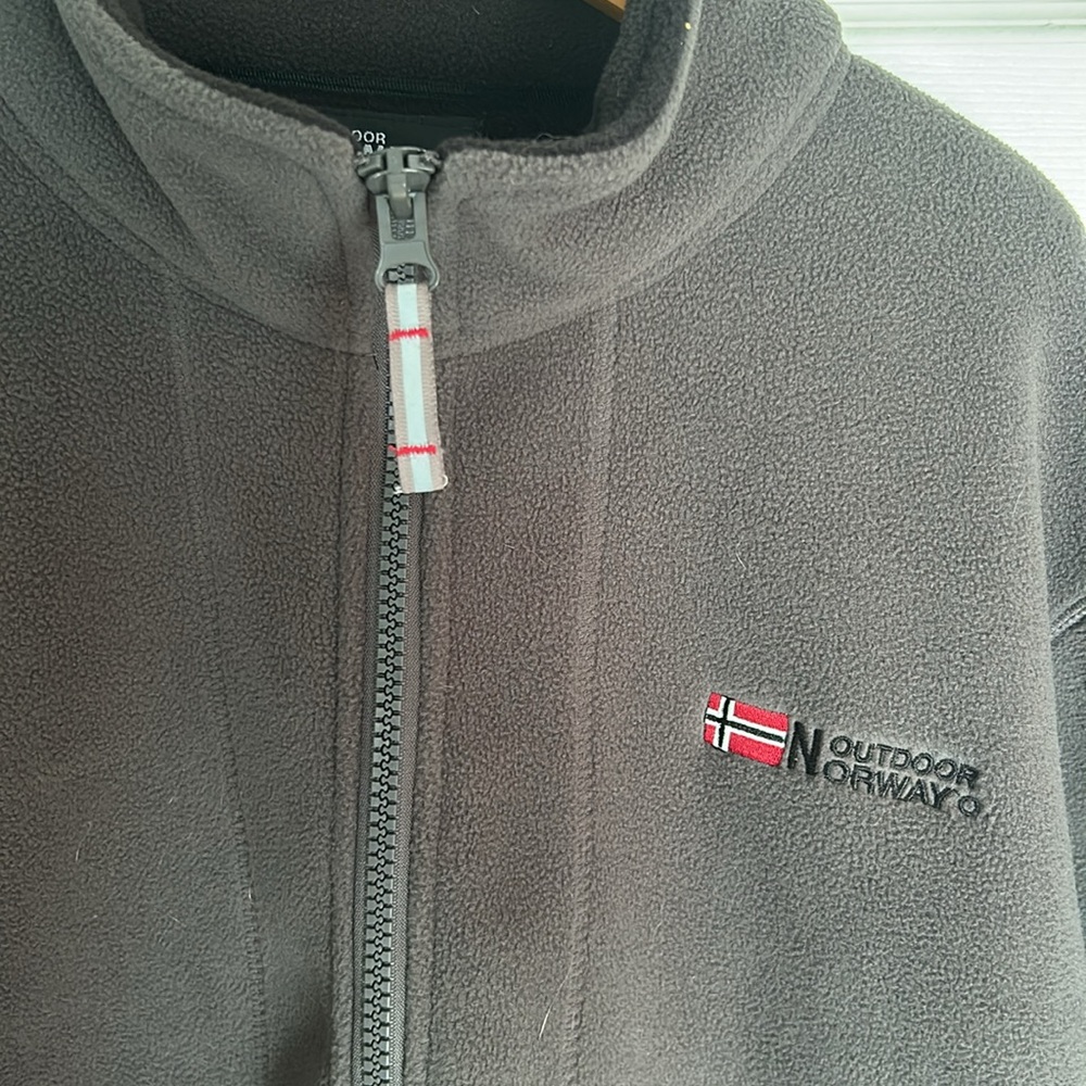 Outdoor Norway Zip up - Picture 2 of 3